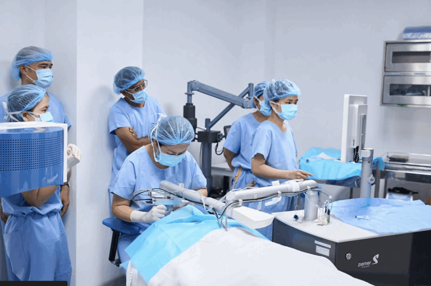 Bác sĩ trong phòng phẫu thuật mắt